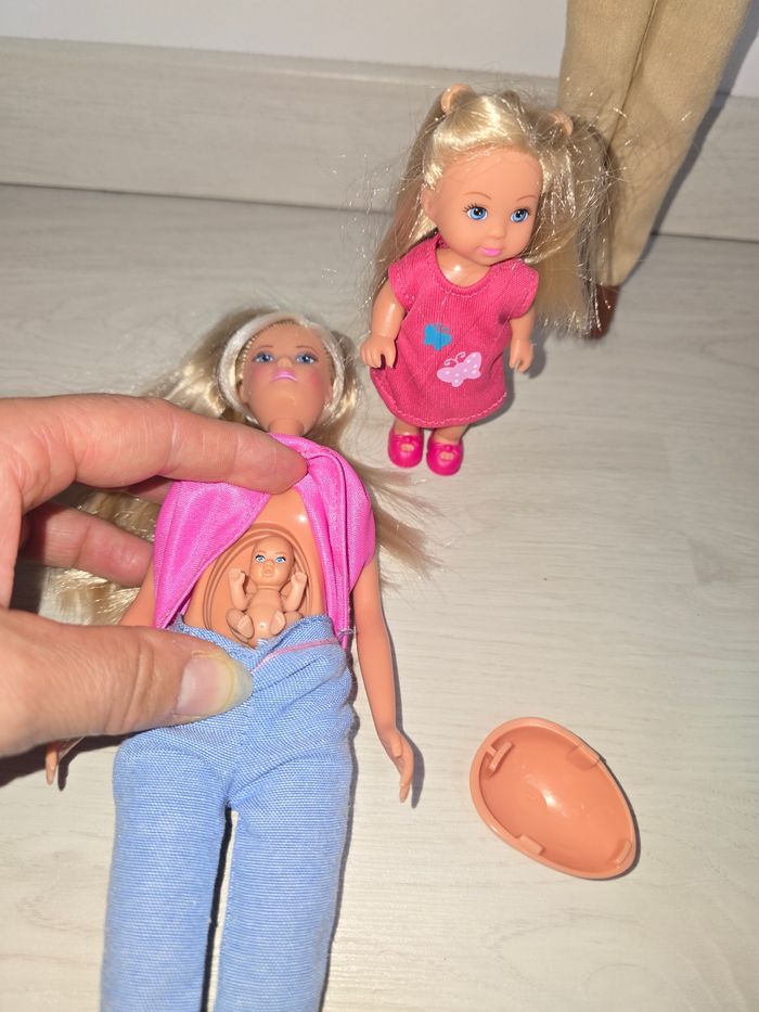 Couple barbie enceinte et petite fille - photo numéro 3