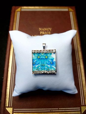 Magnifique pendentif carré avec strass et image de fleurs bleues