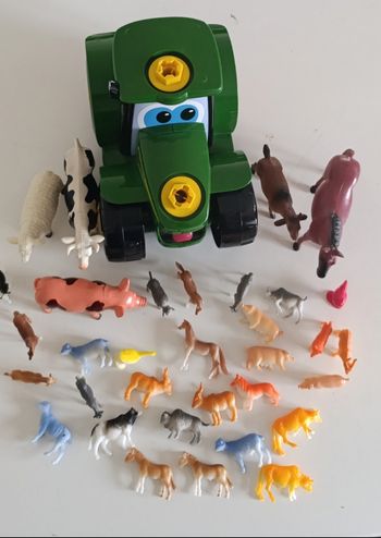 Lot de 33 animaux de la ferme + un gros tracteur