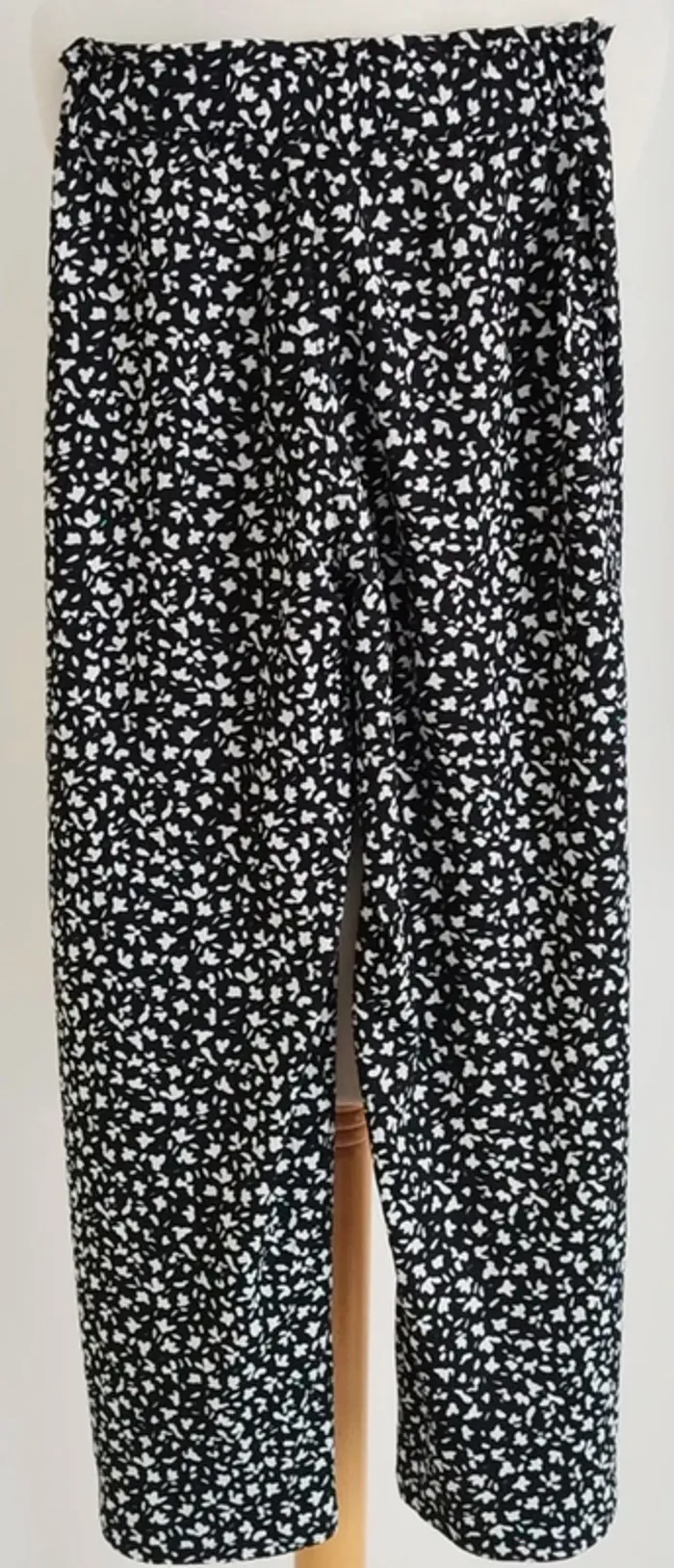 Pantalon léger noir à motifs blancs Kiabi taille XS - photo numéro 3