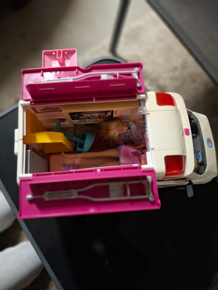 Véhicule ambulance Barbie - photo numéro 2