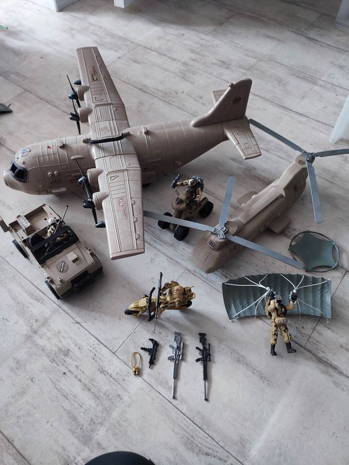 Lot véhicules militaires