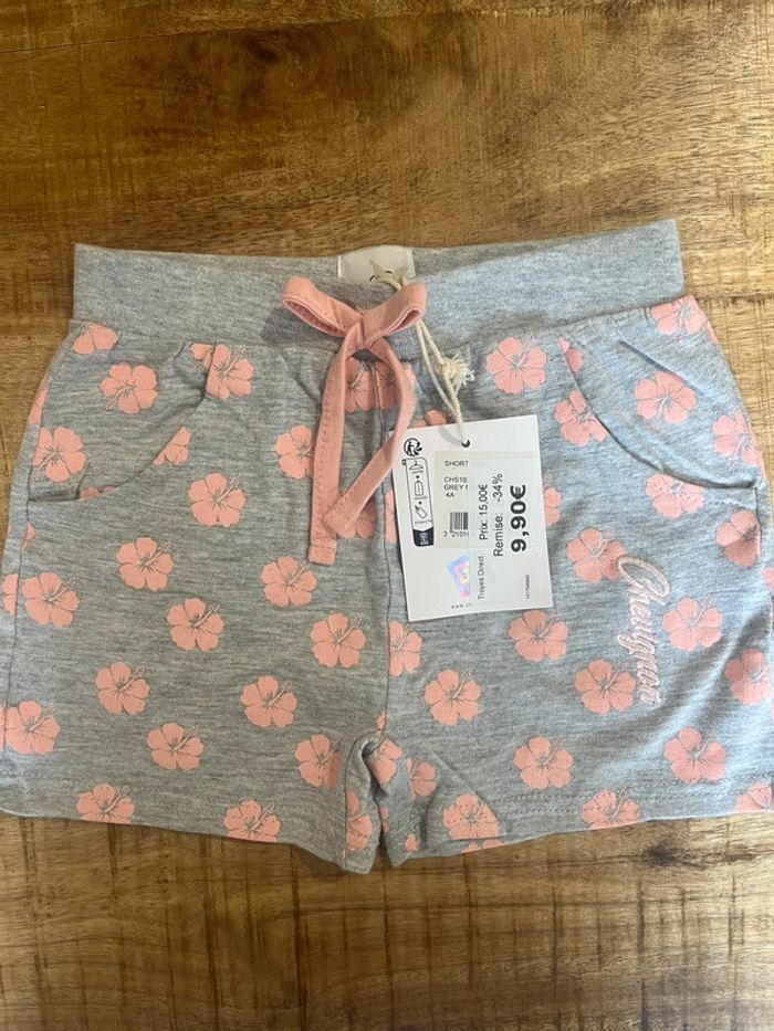 Lot 2 shorts fille 4 ans – Kiabi & Chevignon - photo numéro 4