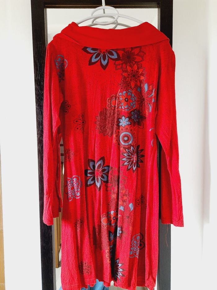 Robe longue manche Couleurs du Monde rouge avec motif de rose