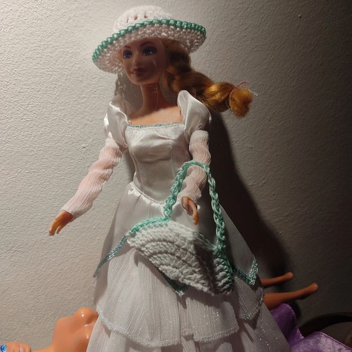 Vêtements pour Barbie 3+1€.