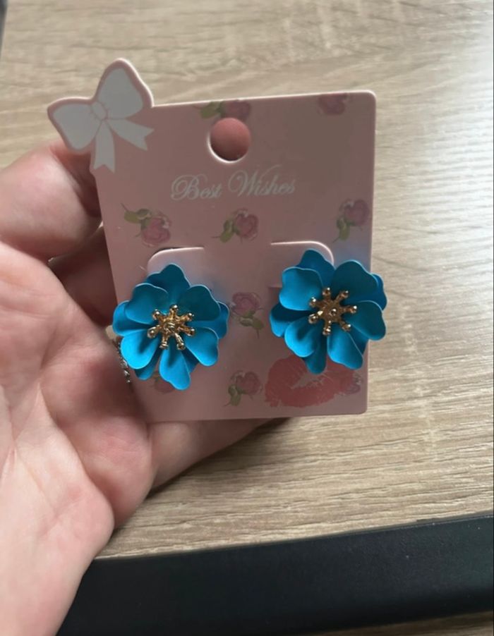 Boucles d’oreilles NEUVES avec étiquette femme forme fleurs couleur bleu - photo numéro 4