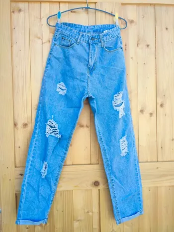 Jean mom troué