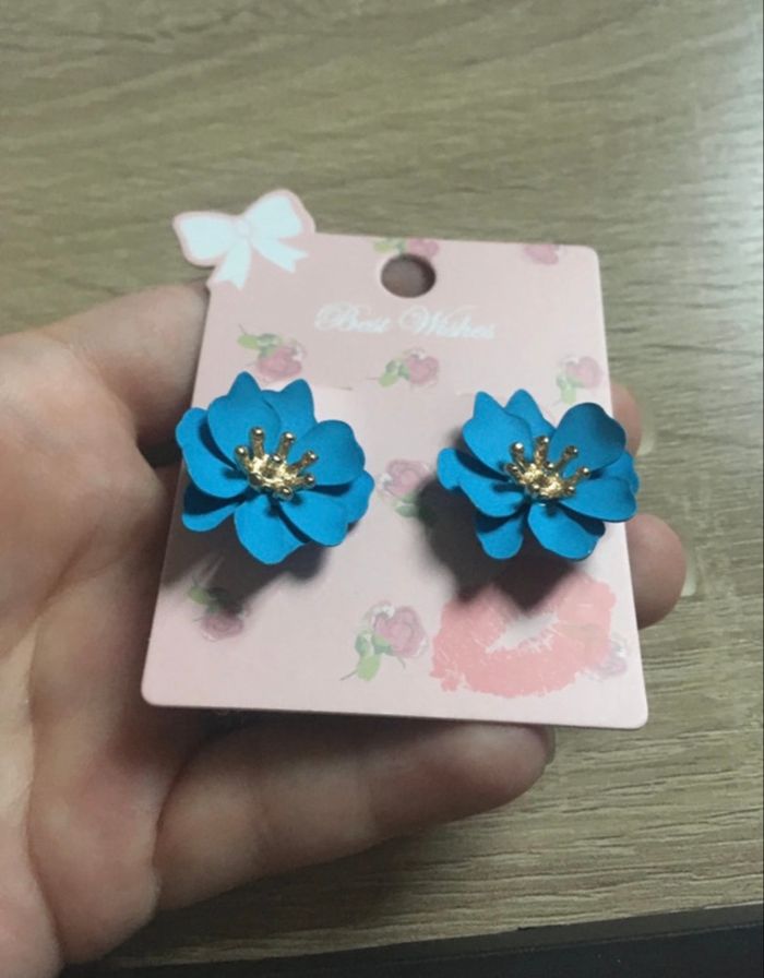 Boucles d’oreilles NEUVES avec étiquette femme forme fleurs couleur bleu - photo numéro 3