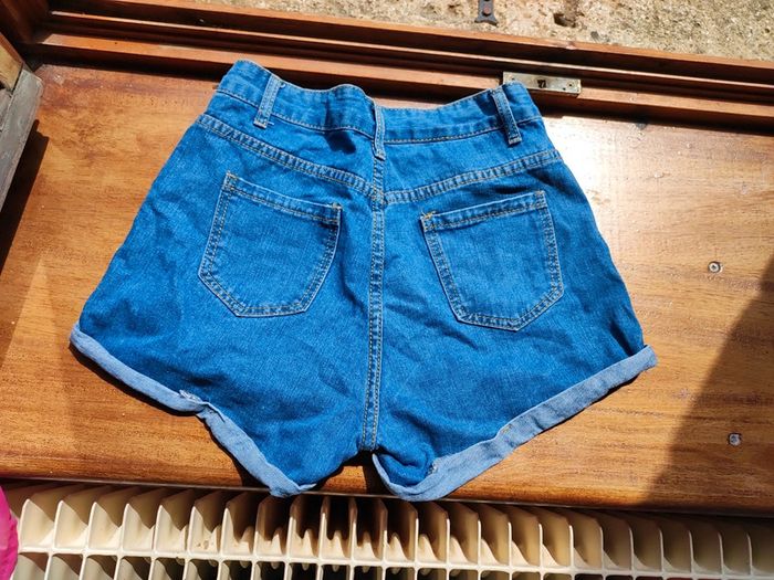 Short en jean avec petits fleurs - photo numéro 2