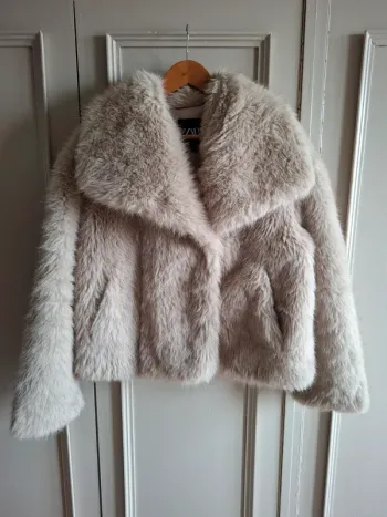 Manteau viral fausse fourrure Zara