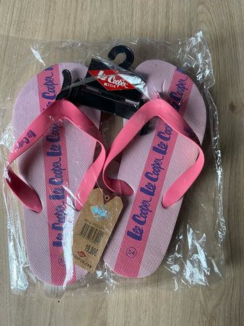 Tong Lee Cooper taille 34 rose
Neuf