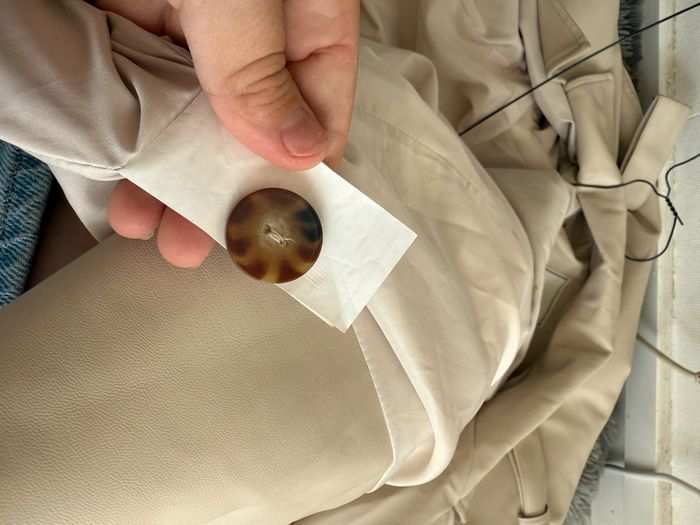 Trench en similicuir beige - photo numéro 3