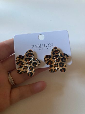 Boucles d’oreilles NEUVES avec étiquette forme de fleurs couleur doré, marron et noir motifs léopard