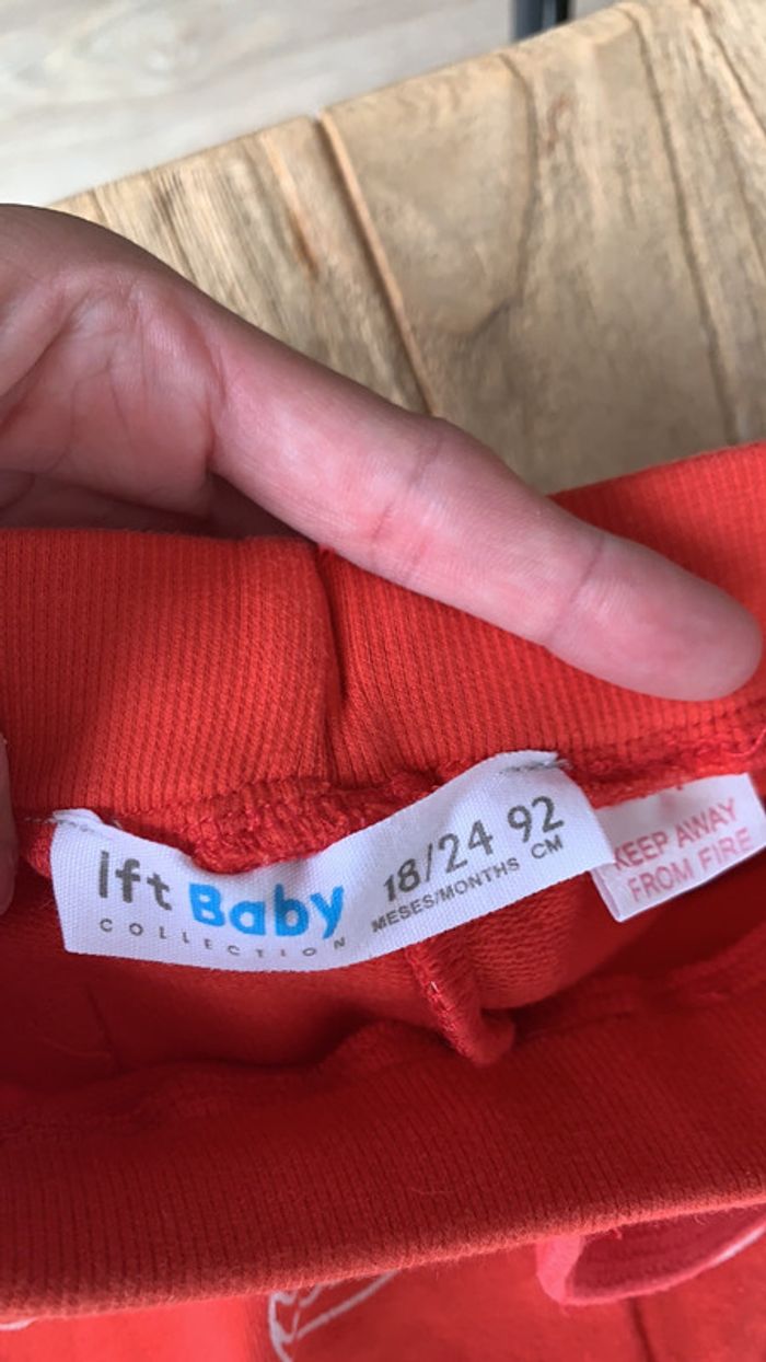 Jogging rouge motifs blancs - photo numéro 2