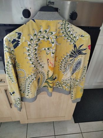 Veste jaune a motifs