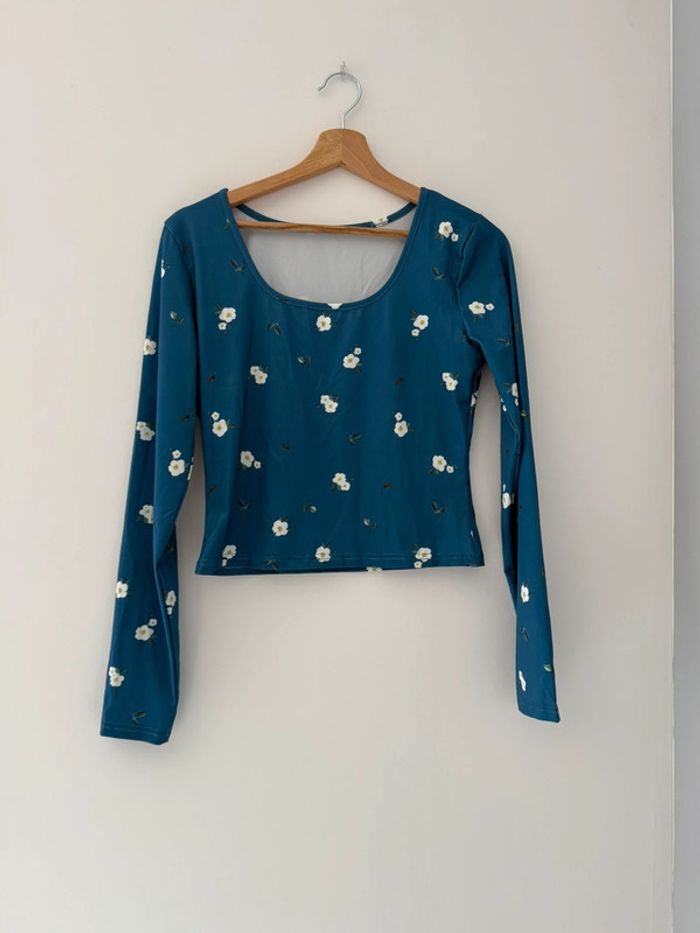 Petit haut crop top fleuri taille m neuf - photo numéro 2