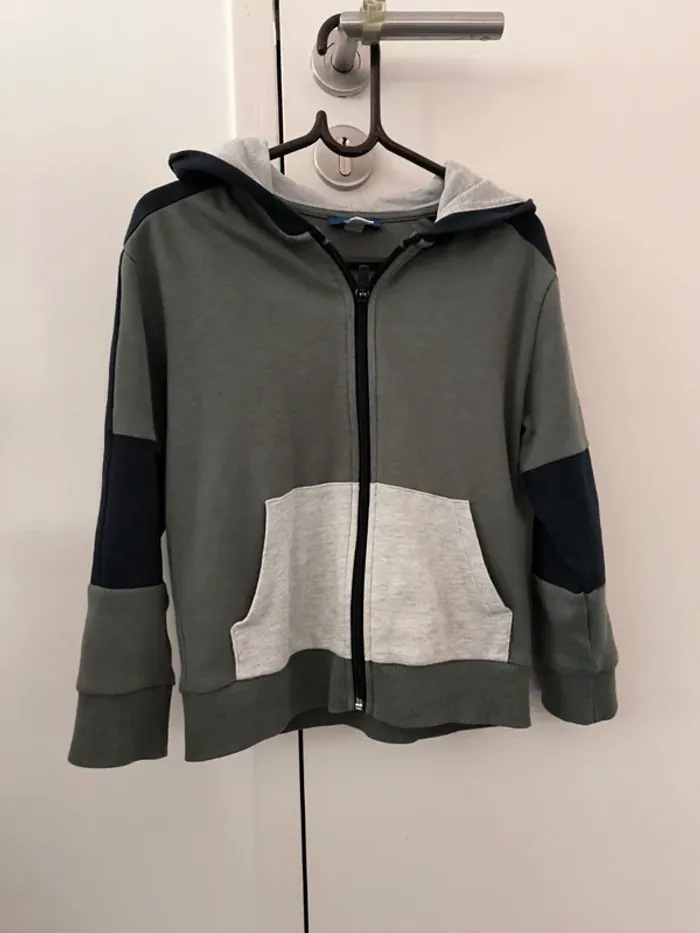 Veste à capuche. Garçon. 6 ans.