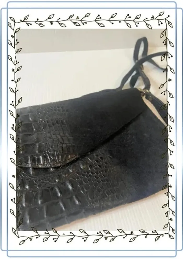 Sac à bandoulière noir en cuir, bon état mais il y'a quelques marques d'usures, 31x16cm - photo numéro 2