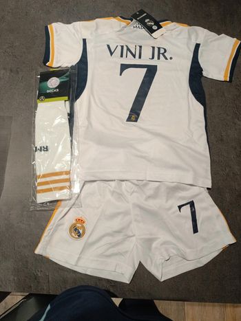 Tenue foot Real Madrid Vini Jr blanc. T.18