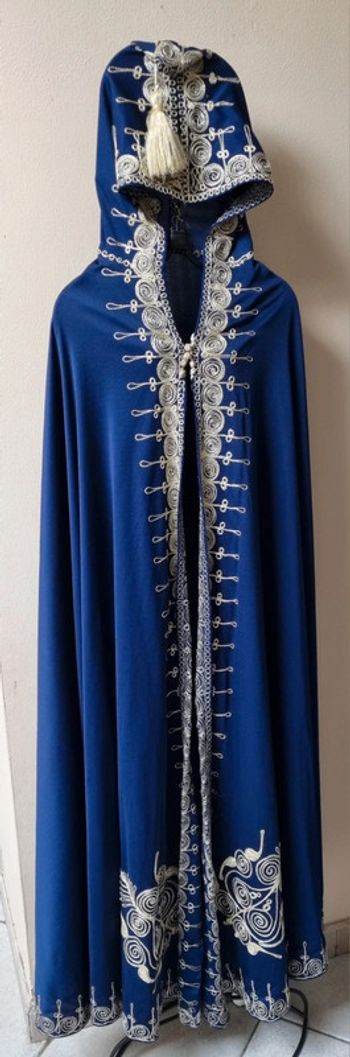 Cape bleue et dorée avec capuche et petit pompon