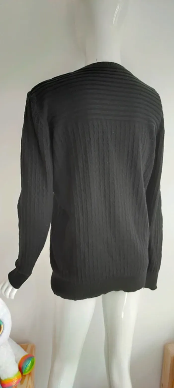 Pull noir léger, état neuf - photo numéro 3