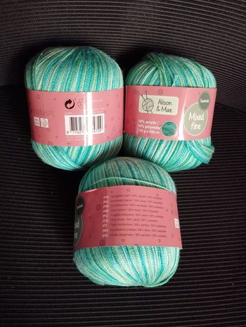 * 3 pelotes bleu ciel verts Mixed fine par Alison & Mae