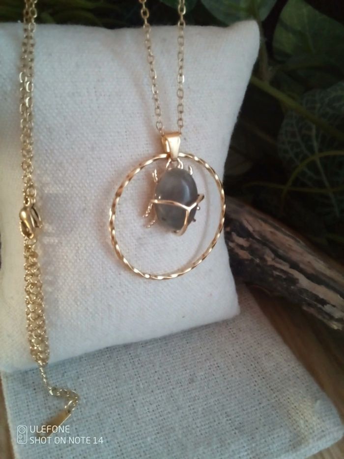 Collier scarabée en pierre de labradorite