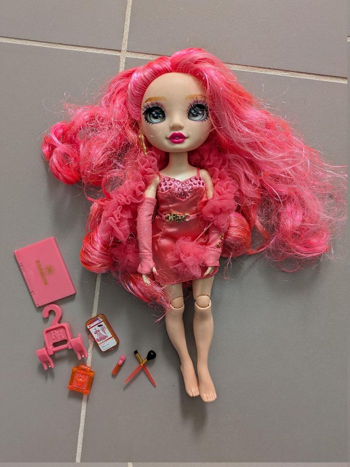 Poupée Rainbow high Priscilla Perez avec accessoires
