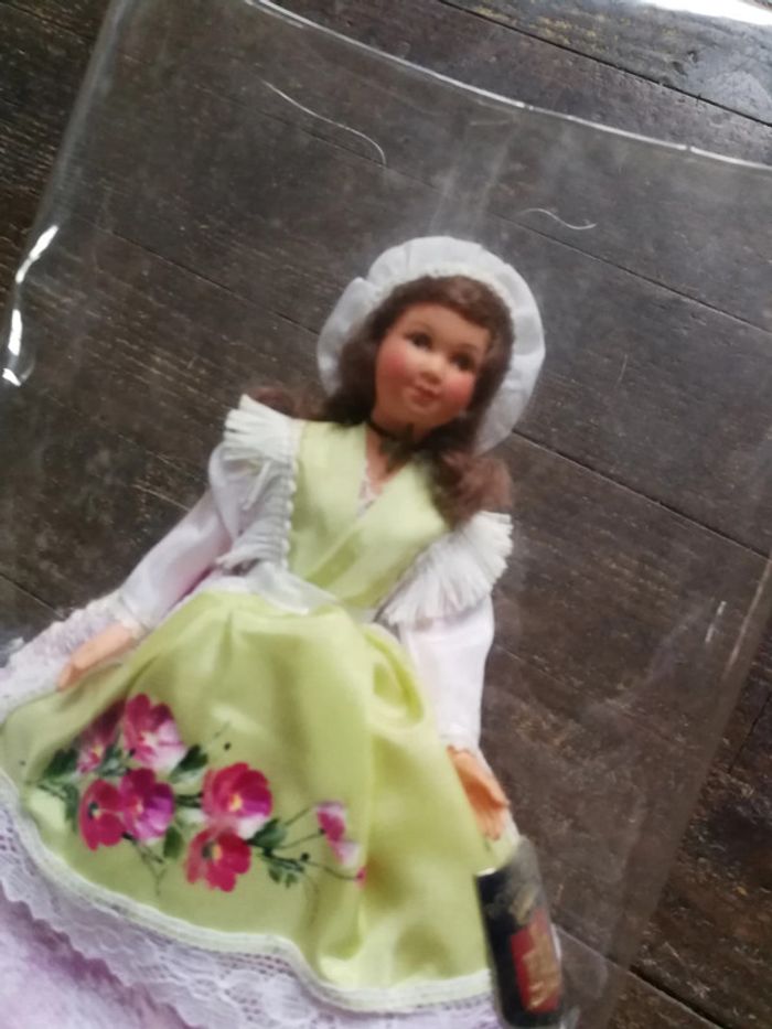 Poupée folklorique régionale de collection Royal poupée