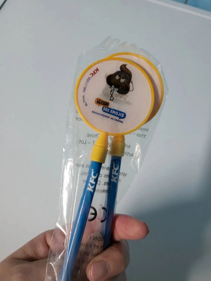Lot de 2 crayons à papier Le monde secret des Emojis neuf - photo numéro 6
