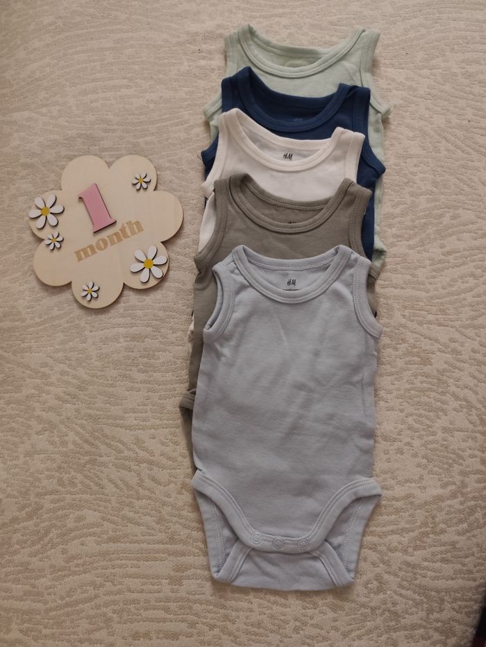 Lot 5 bodies sans manches jamais utilisés