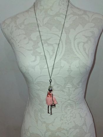 Collier argenté poupée fille rose vintage