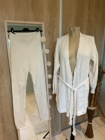 Bel ensemble en maille gilet long et legging femme