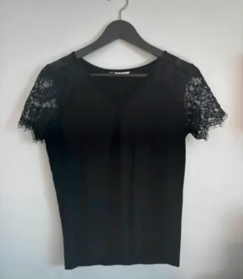 Top noir élégant