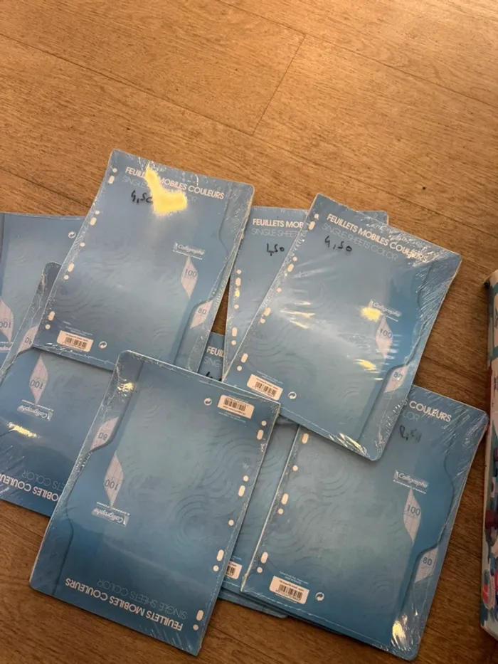 Feuille simple perforé grand carreau bleu clair