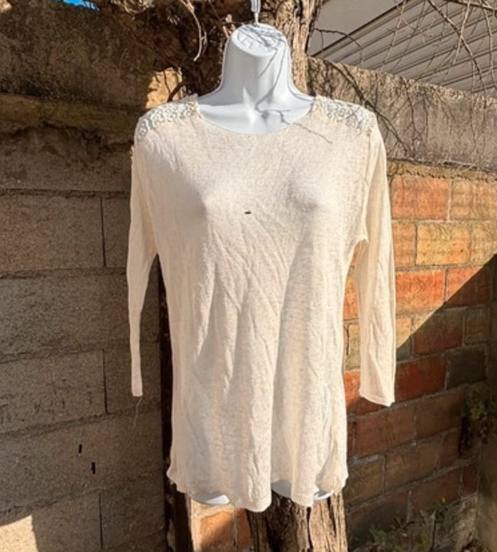 Pull fin épaule en dentelles Zara