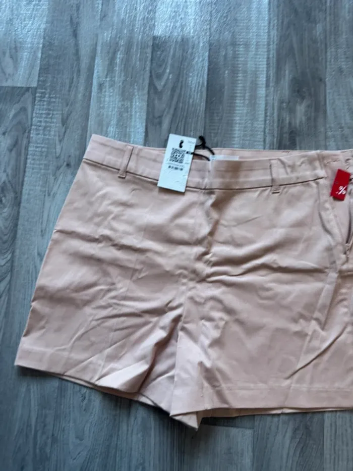 Short neuf avec étiquette - photo numéro 2