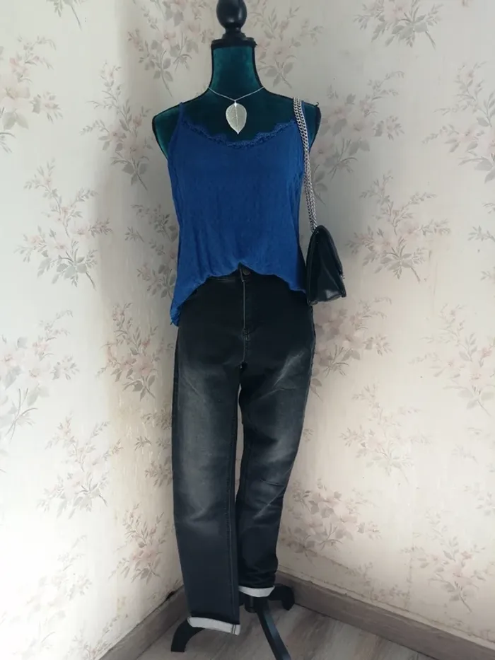 Top bleu électrique style nuisette effet brodé avec dentelle, bretelles réglables / gémo / (40)
