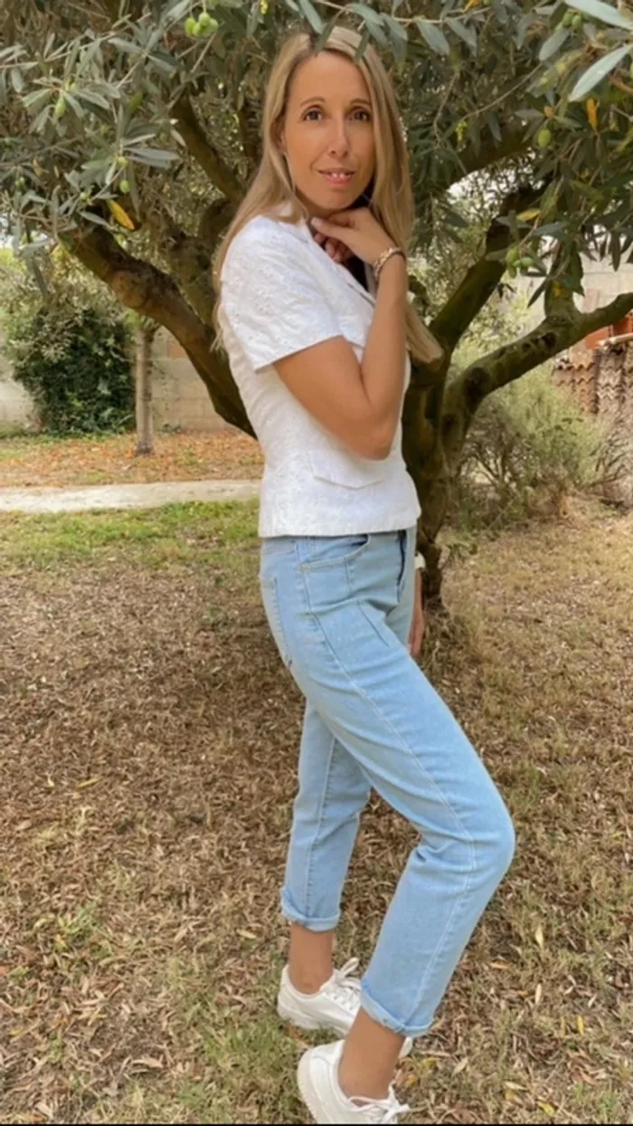 Jolie blouse blanche d'été avec broderies taille XS/S - photo numéro 6