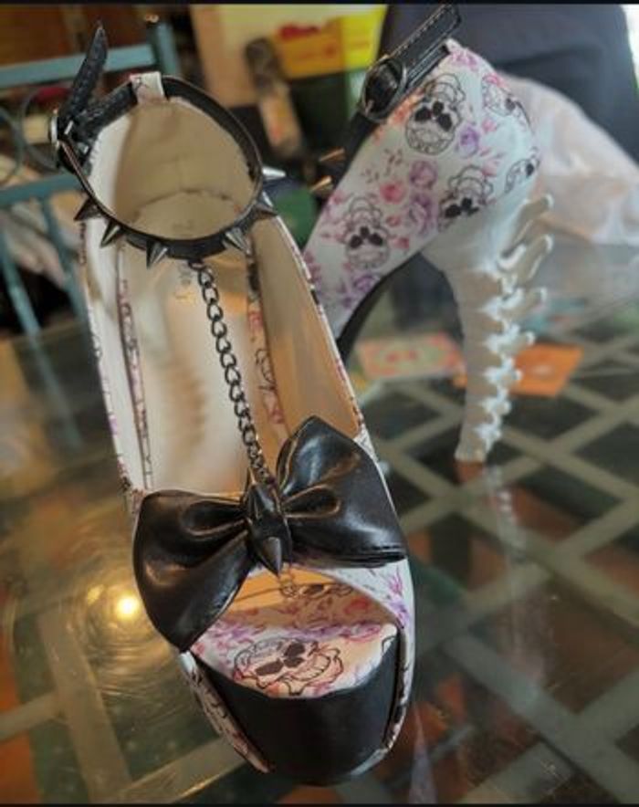 Chaussures têtes de mort talons squelette - photo numéro 3