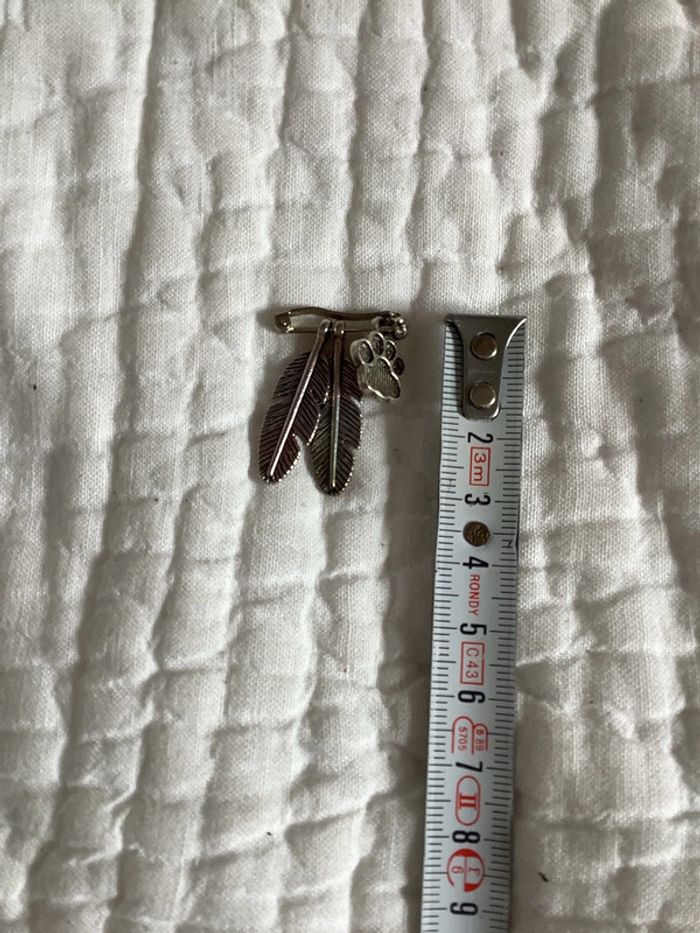 Broche à breloques amérindiennes en métal argenté