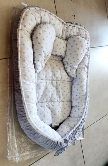 Beau réducteur de lit bébé de 0 à 3 mois avec petit oreiller très bon état