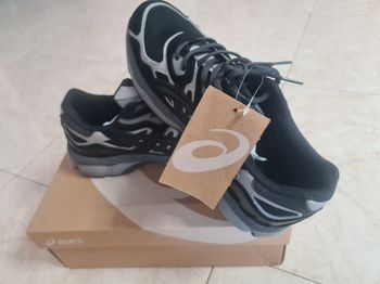 Zapatillas ASICS (Nuevas con etiqueta).