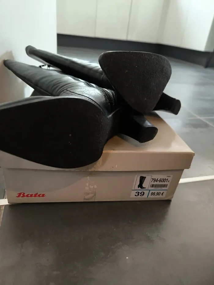 Bottes hautes à talons noires. Pointure 39. - photo numéro 2