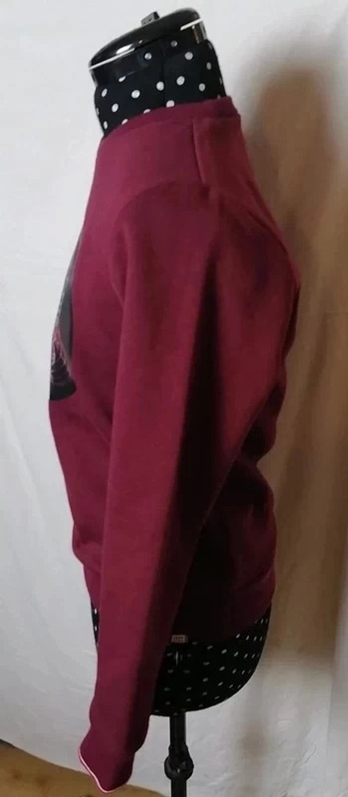 Sweat rouge Bordeaux motif lenticulaire tête de mort / casque IKKS - photo numéro 7