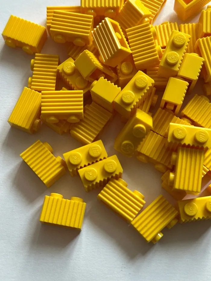 50 Brick Lego, Modified 1 x 2 with Grille / Fluted Profile ref 2877 Yellow - photo numéro 3