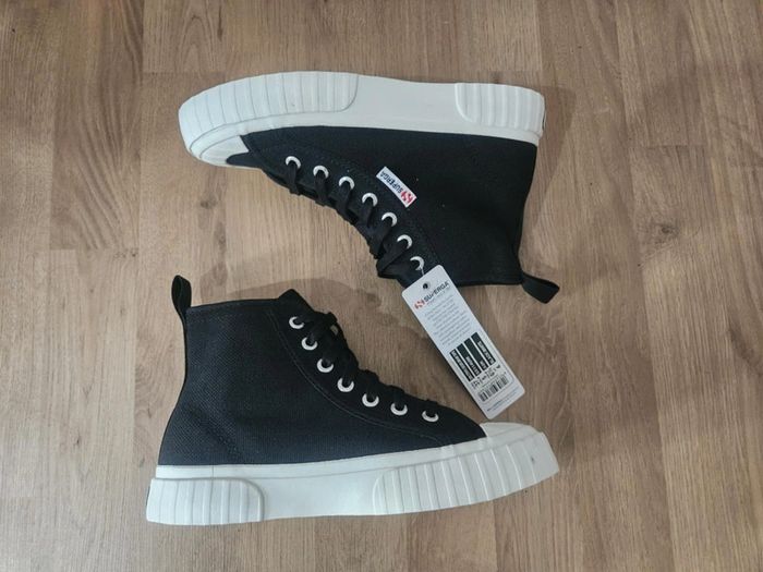 Baskets Superga noires neuves jamais portées dans leur boîte d'origine taille 37 - photo numéro 4