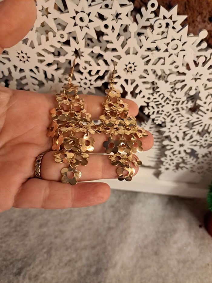 Boucles d'oreilles pendante doré petite fleurs - photo numéro 9