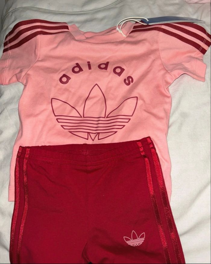 Ensemble short + t-shirt adidas neuf 6/9 mois