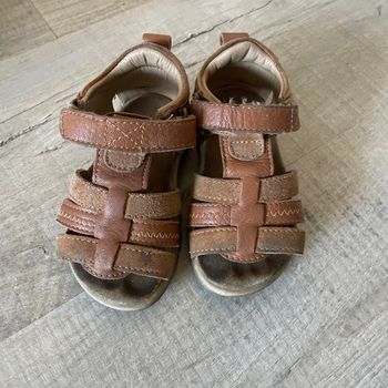Très jolie paire de sandales garçon taille  22